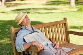 muž spící na lavičce