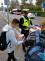 Opava - dopravní policista předává pracovní sešity "Zebra"