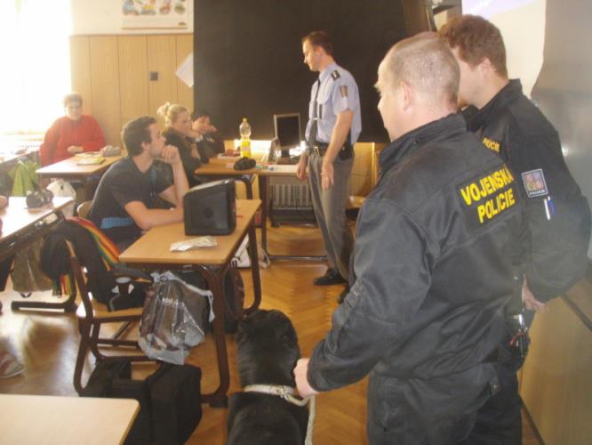 Čáslav akce Doupě - policisté ve školách