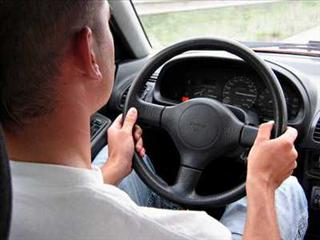 řidič za volantem - ilustrační foto