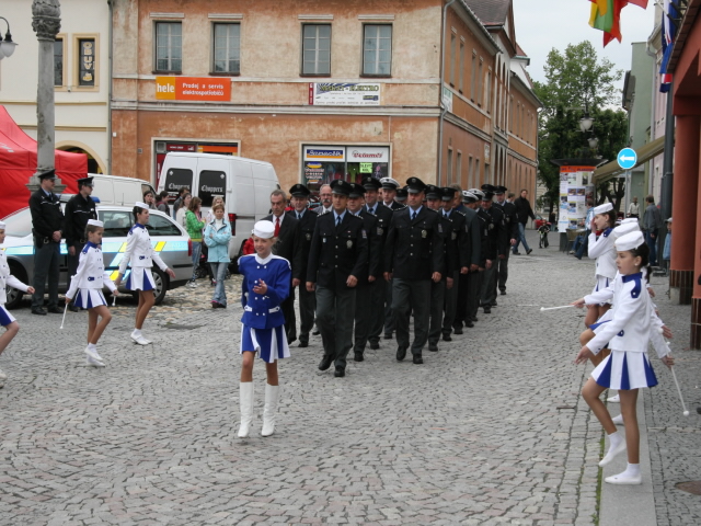 03 ocenění policisté-příchod na pódium