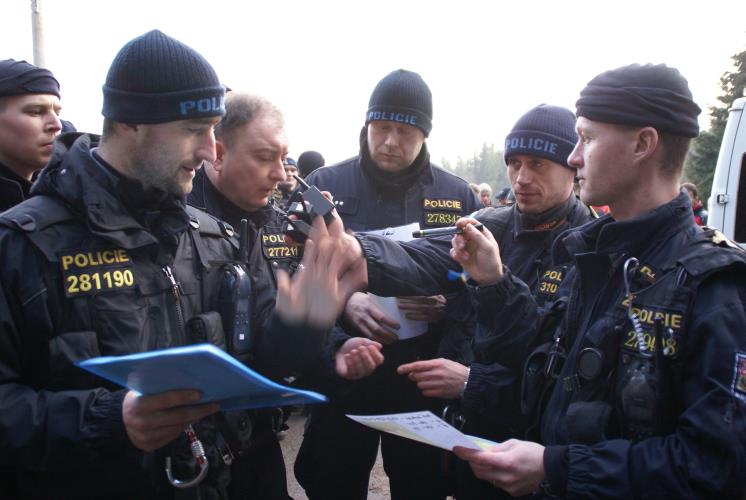 04 - velitel akce a jeho zástupce předávají instrukce velitelům družstev