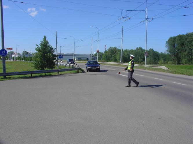 09 Policista zastavuje první vozidlo