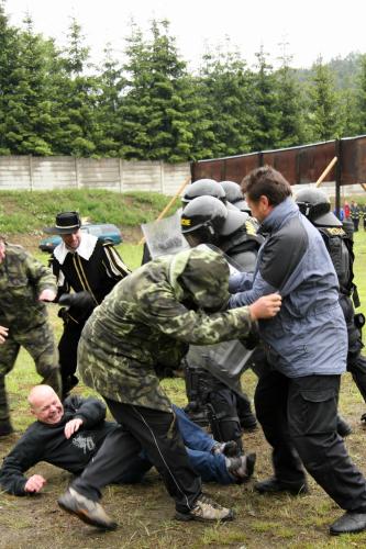 09.Ukázka-Pořádková jednotka proti demonstrantům.jpg