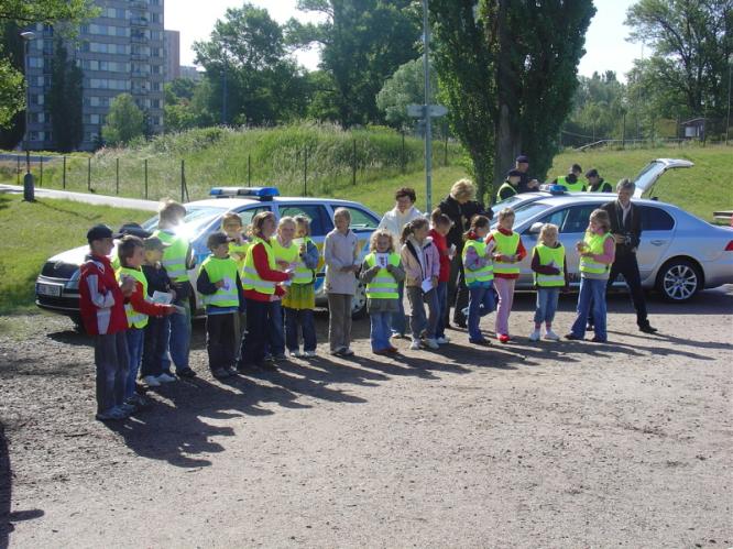 10 Děti bedlivě sledují práci policistů