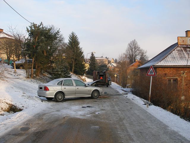 10.2.2009 - Výprachtice, střet automobilu značky Opel Vectra s přívěsem traktoru