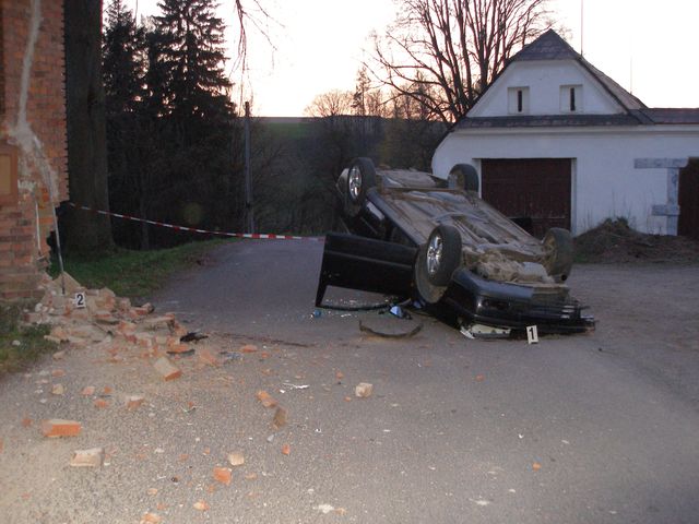 11.4.2009 - Mistrovice, Škoda Octavia x zeď, 2x zranění