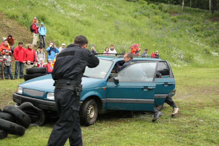 12.Ukázka- nebezpečný pachatel v autě.jpg