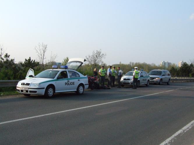 13. 4. ujíždějící motocyklista