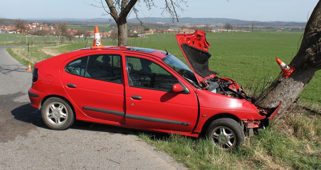 2 12. 4. k. o. Rosovice, najetí vpravo na krajinici , poté přejtí do protisměru a náraz do stromu, lehké zranění, škoda 40 tisíc.JPG