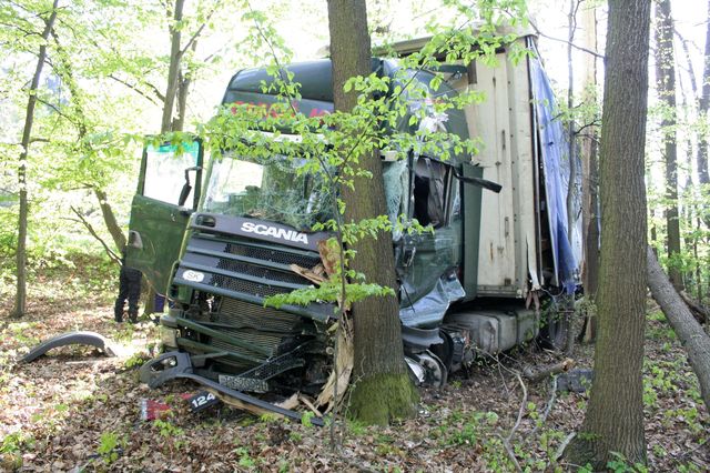 2 nehoda kamionu a autobusu v Buchlovskych kopcich
