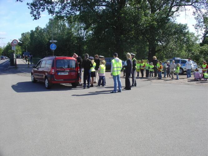 20 Tolik policistů pohromadě řidič ještě neviděl