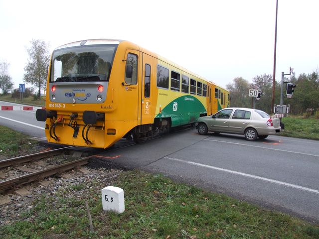 23.10.2009 - Vysoké Mýto, Renault Thalia x vlak