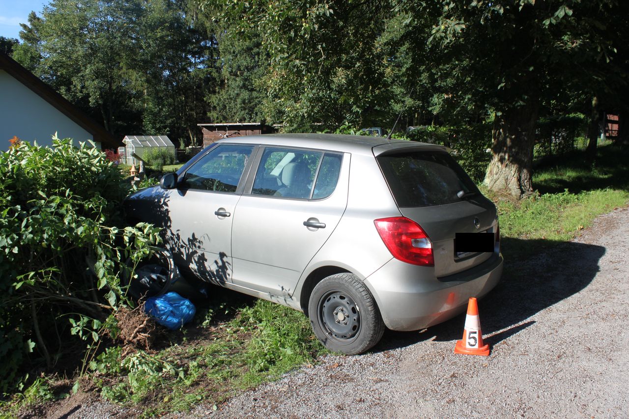 4 30.6. Hluboš, smyk v zatáčce na štěrku, bez zranění, řidič v dechu 0,93 promile alkoholu, škoda 30 tisíc.JPG