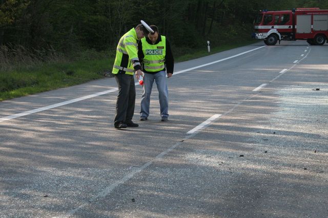 4 nehoda kamionu a autobusu v Buchlovskych kopcich