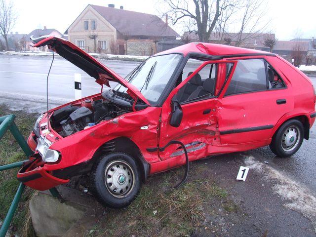 4.2.2009 - Libchavy, střet automobilů značky Škoda Felicia a Škoda Octavia