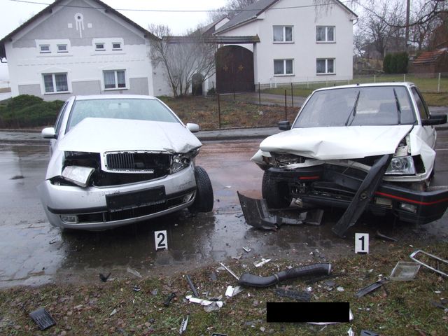 8.2.2009 - Běstovice, čelní střet automobiů značky Peugeot 309 a Škoda Fabia, 3x zranění