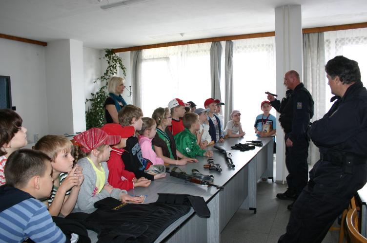 Ajax-s policisty služební přípravy.jpg