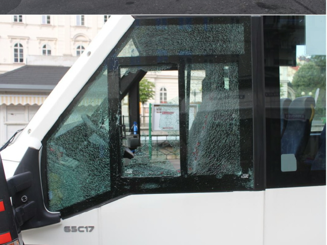 Autobus-rozbité okno.