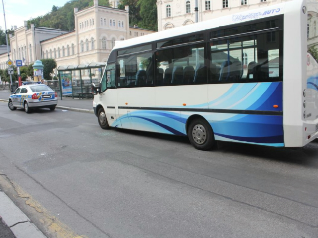 Autobus-rozbité okno.