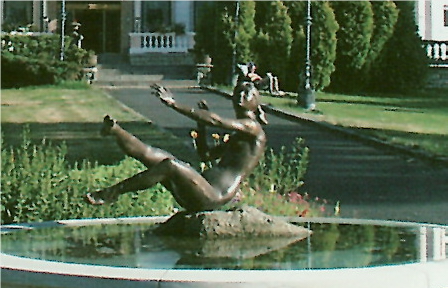 Bronzová socha Parkhotel Golf.jpg