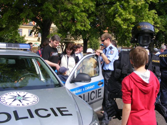 DD ve Slaném -  prohlídka služebního vozidla a výzbroje a výstroje PJ