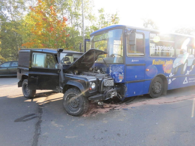 DN Land Rover + autobus.jpg