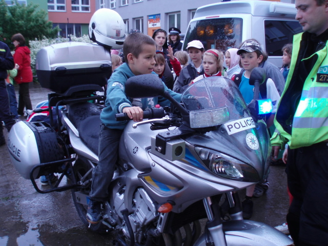 Den s Ajaxem - chlapec na motorce