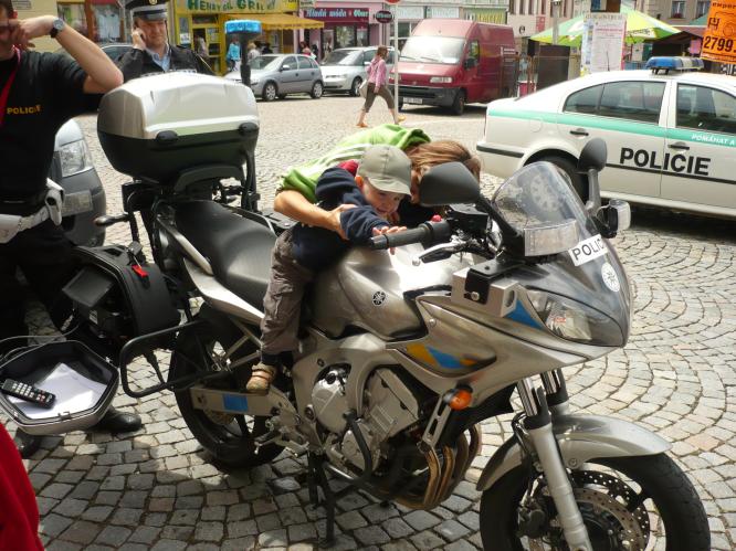 Děti a policejní motorka