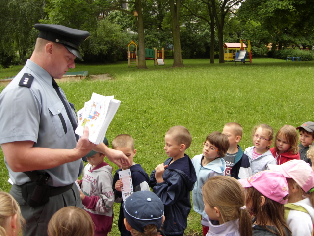 Děti od policisty převzaly drobné dárky - MŠ Bělehradská