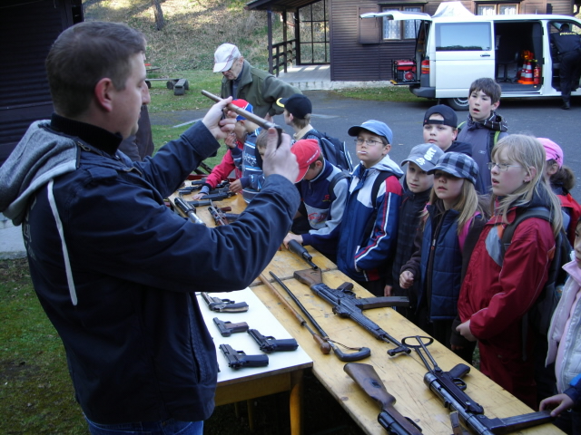 Děti se prohlédly několik zbraní