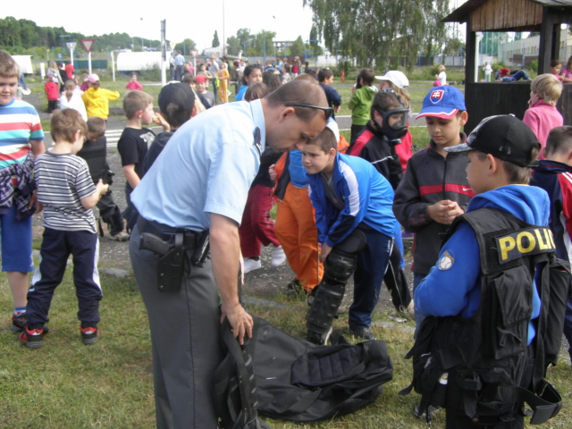 Děti si mohly policejní výstroj i vyzkoušet