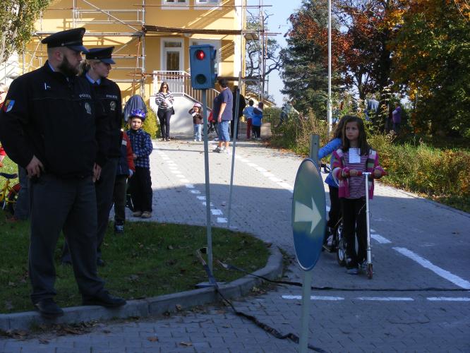 Dohled na účastníkyí u světelné signalizace 