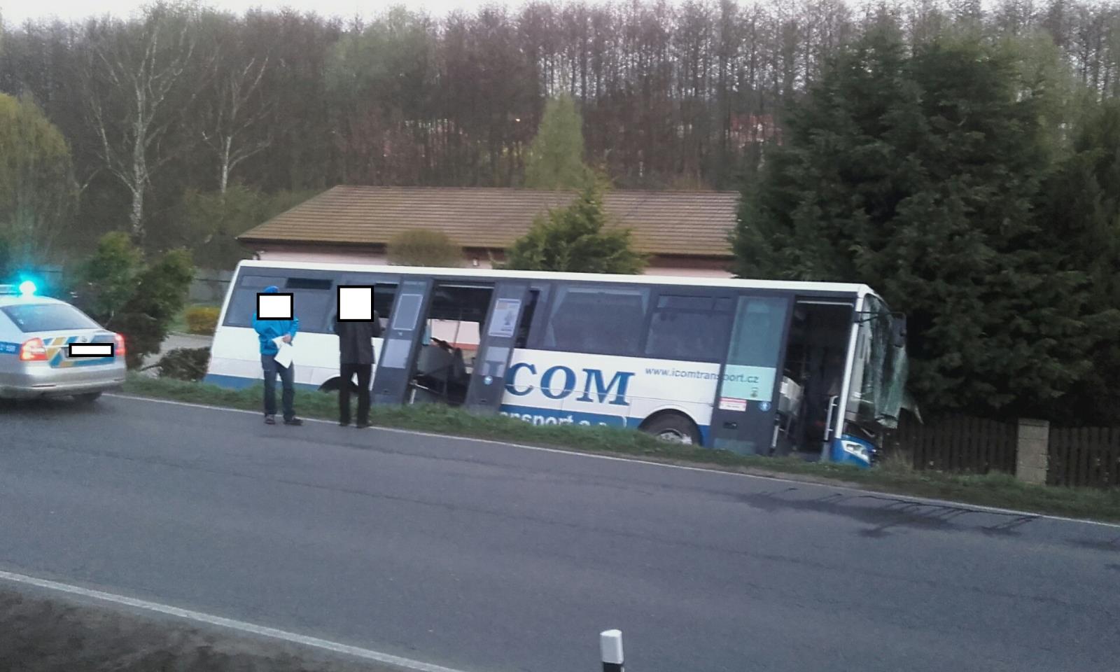Dopravní nehoda autobusu na Slánsku