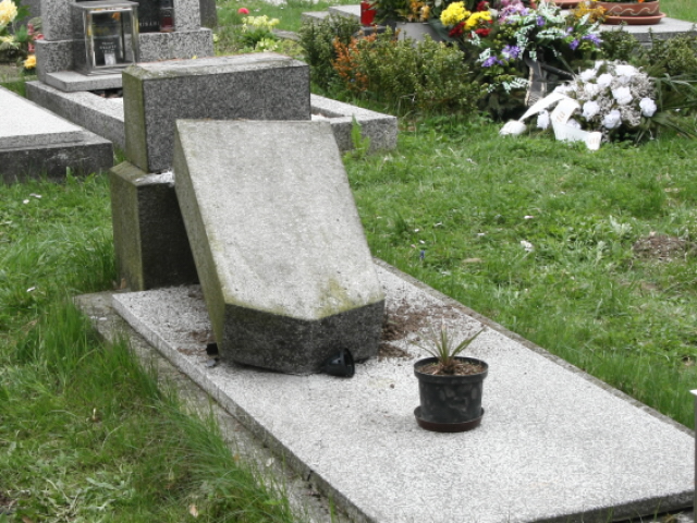 Hřbitov - poškozený náhrobek.JPG
