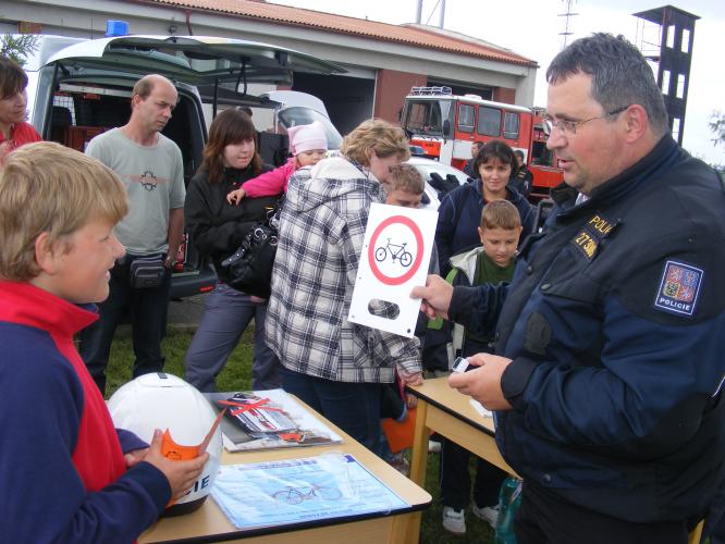 IZS Dačice -  dopravní policista KŘ SJčK zkouší děti, zda znají význam dopravních značek.jpg