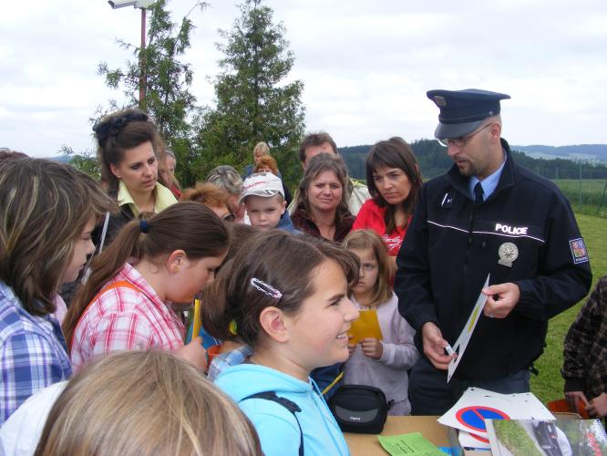 IZS Dačice - policista OOP zkouší děti  ze znalostí dopravní problematiky.jpg