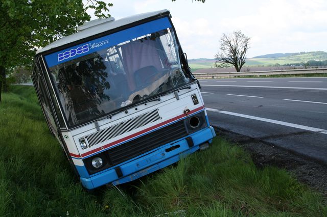 IZS- Dopravní nehoda autobusu s cisternou1.jpg