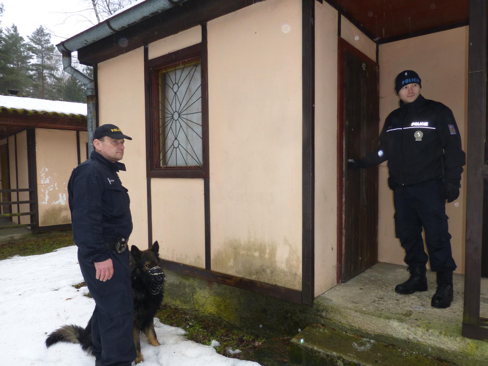 Jindřichohradečtí  policisté kontrolovali rekreační objekty.JPG