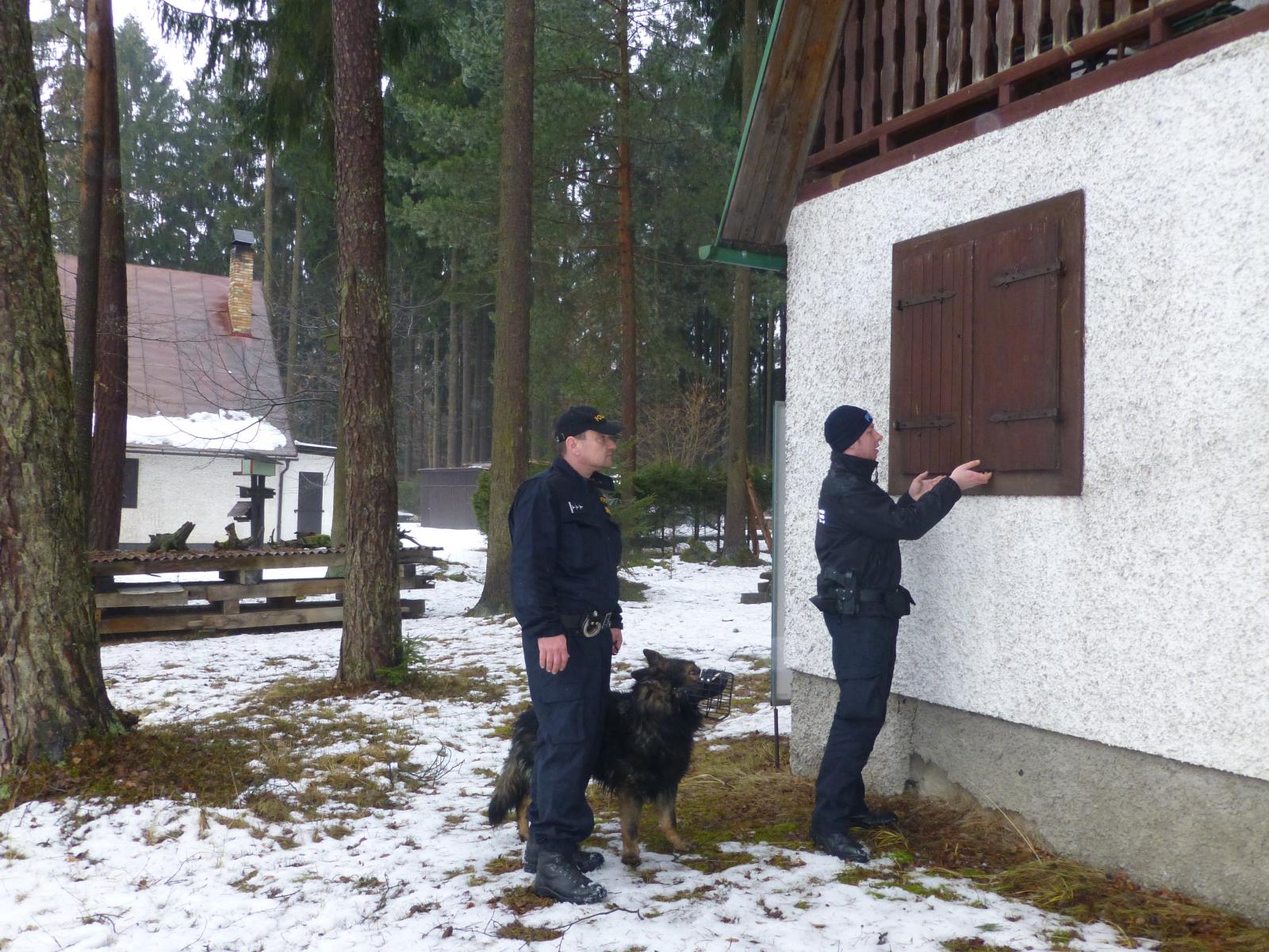 Jindřichohradečtí  policisté kontrolovali rekreační objekty.JPG