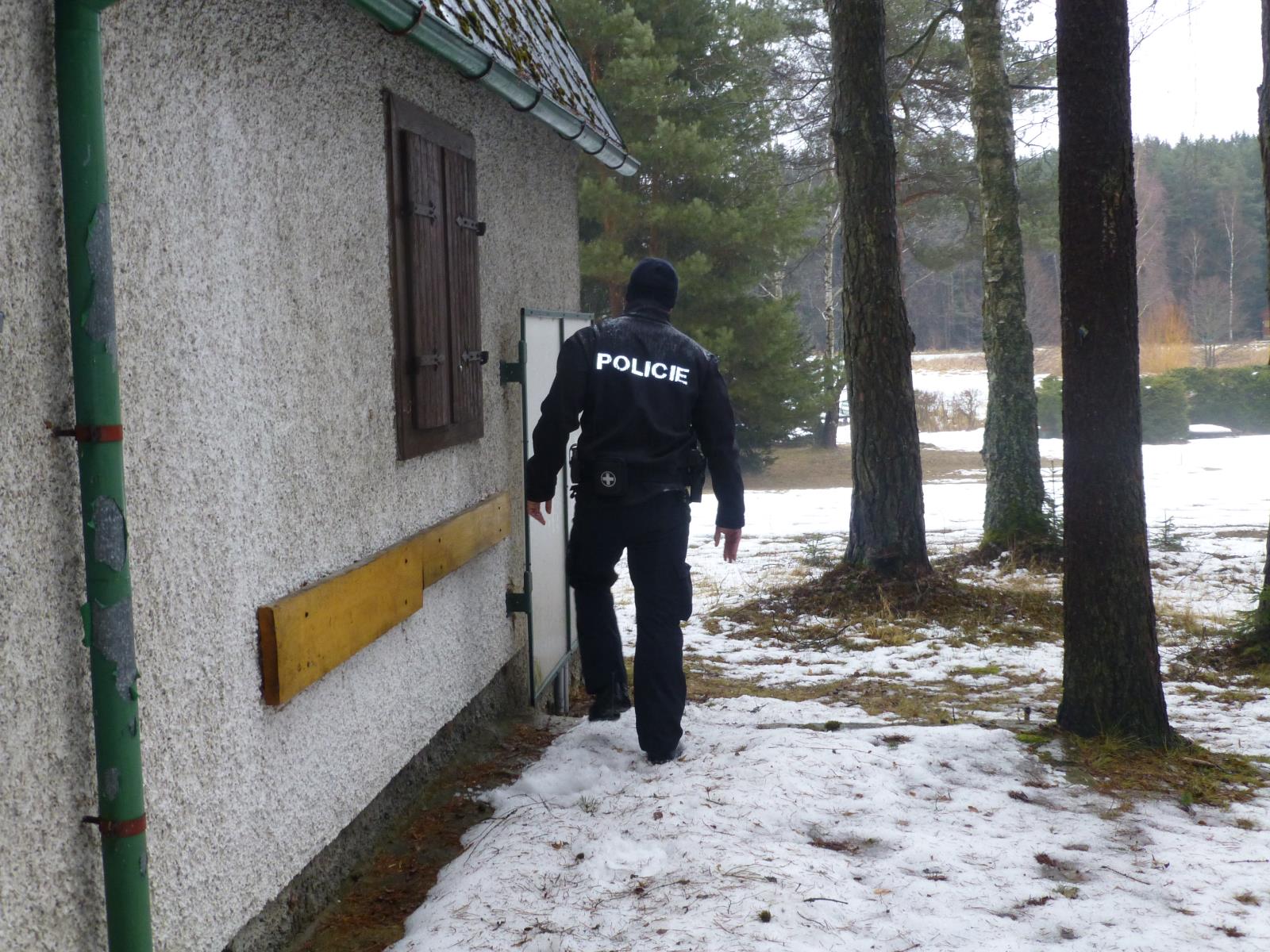 Jindřichohradečtí  policisté kontrolovali rekreační objekty.JPG