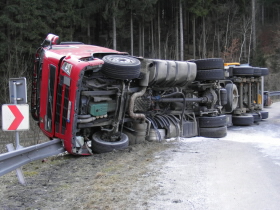 Kamion na svodidlech - 21.3.2011