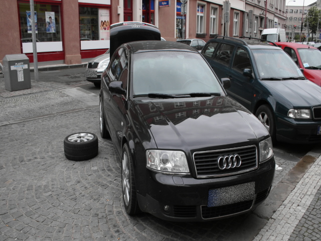 Krádež peněz z vozidla Audi