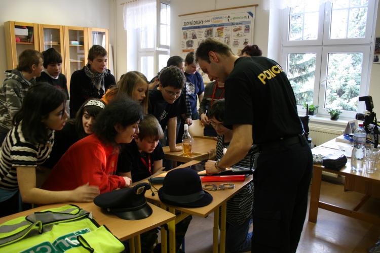 Kriminalistický technik ukazuje zajištění stop