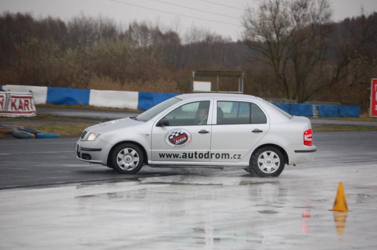 Kurz bezpečné jízdy na autodromu v Sosnové