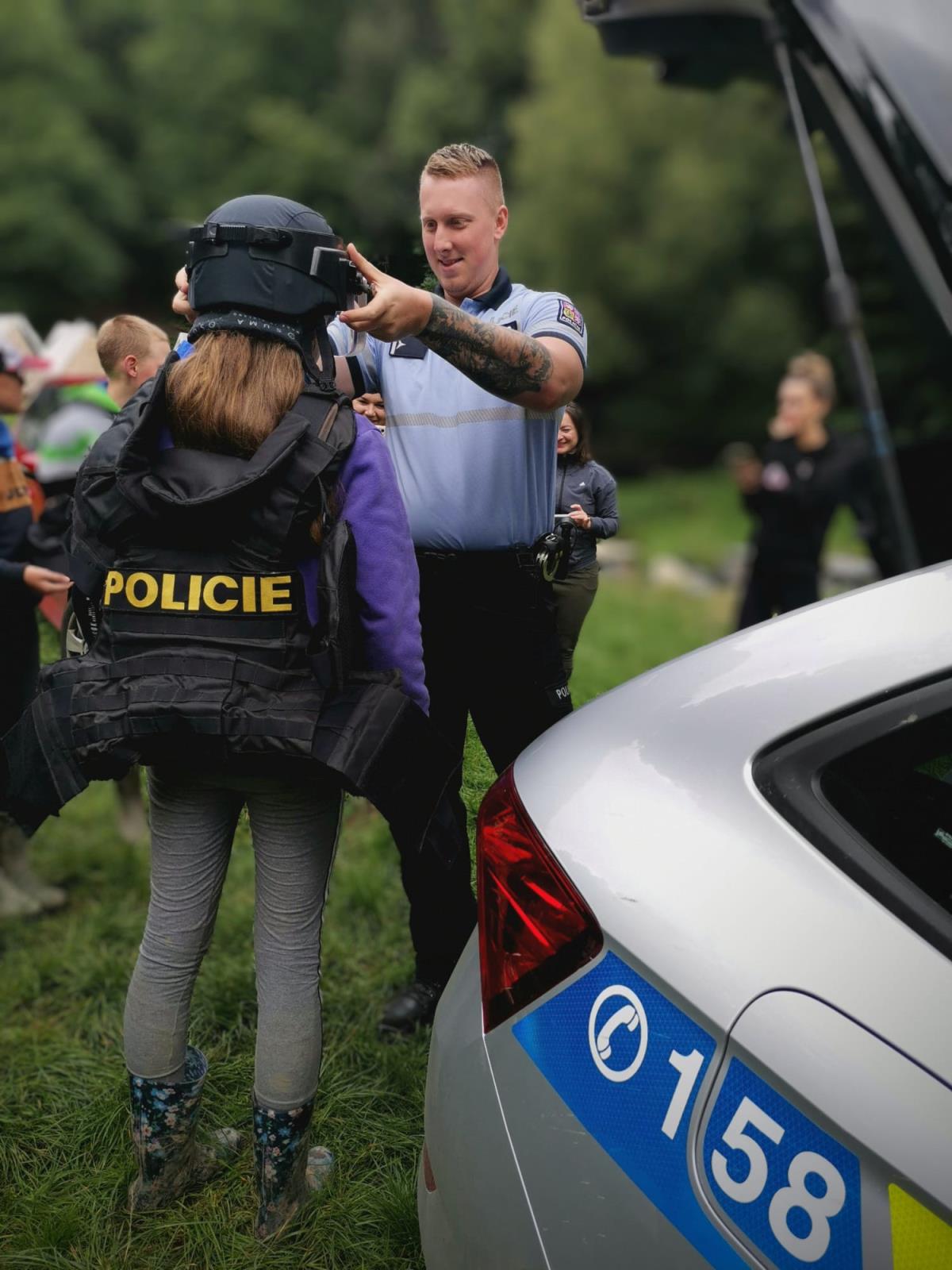 Letní dětský tábor Mladecko - i dívky zkouší těžkou policejní výbavu