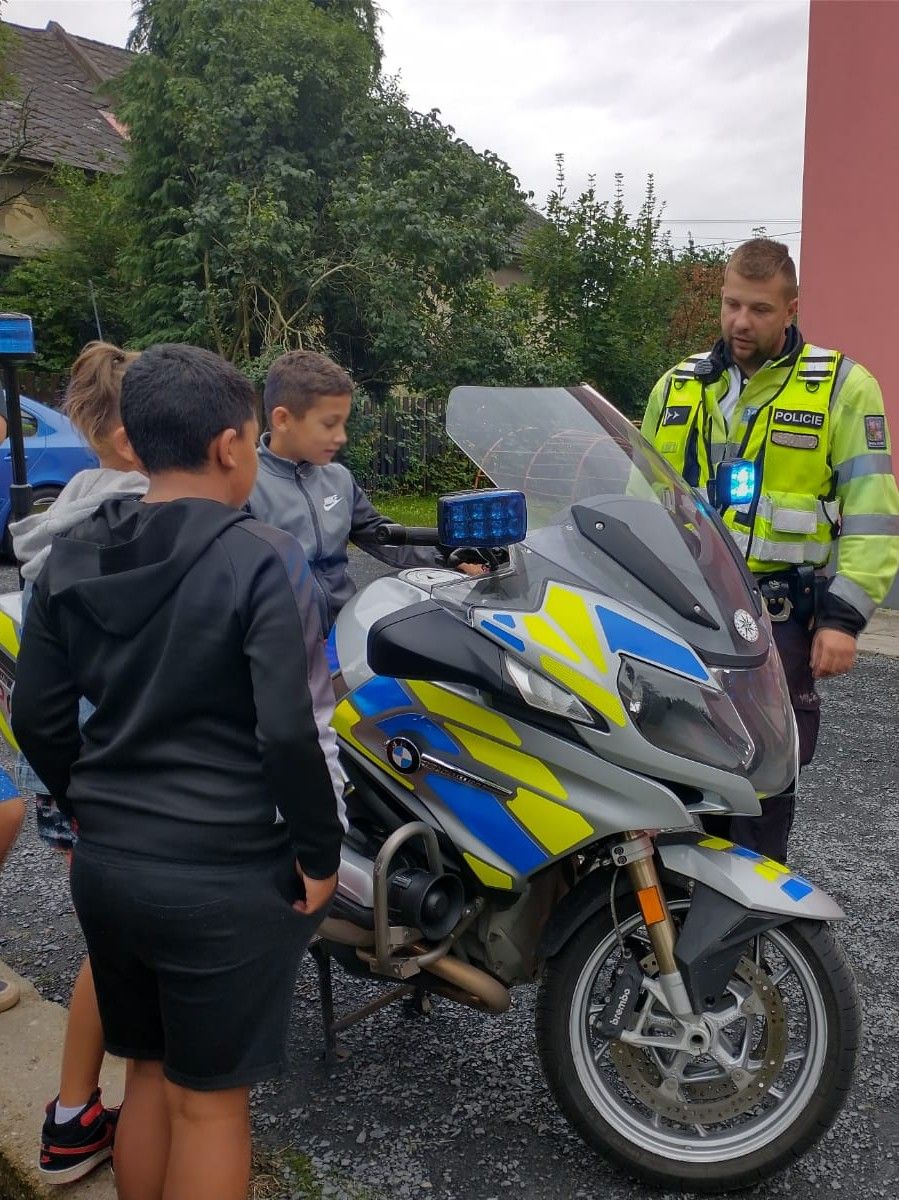 Letní dětský tábor v Klokočově - policejní motocykl