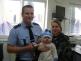 Malý policista s rodiči v nových prostorách policejní stanice Studená