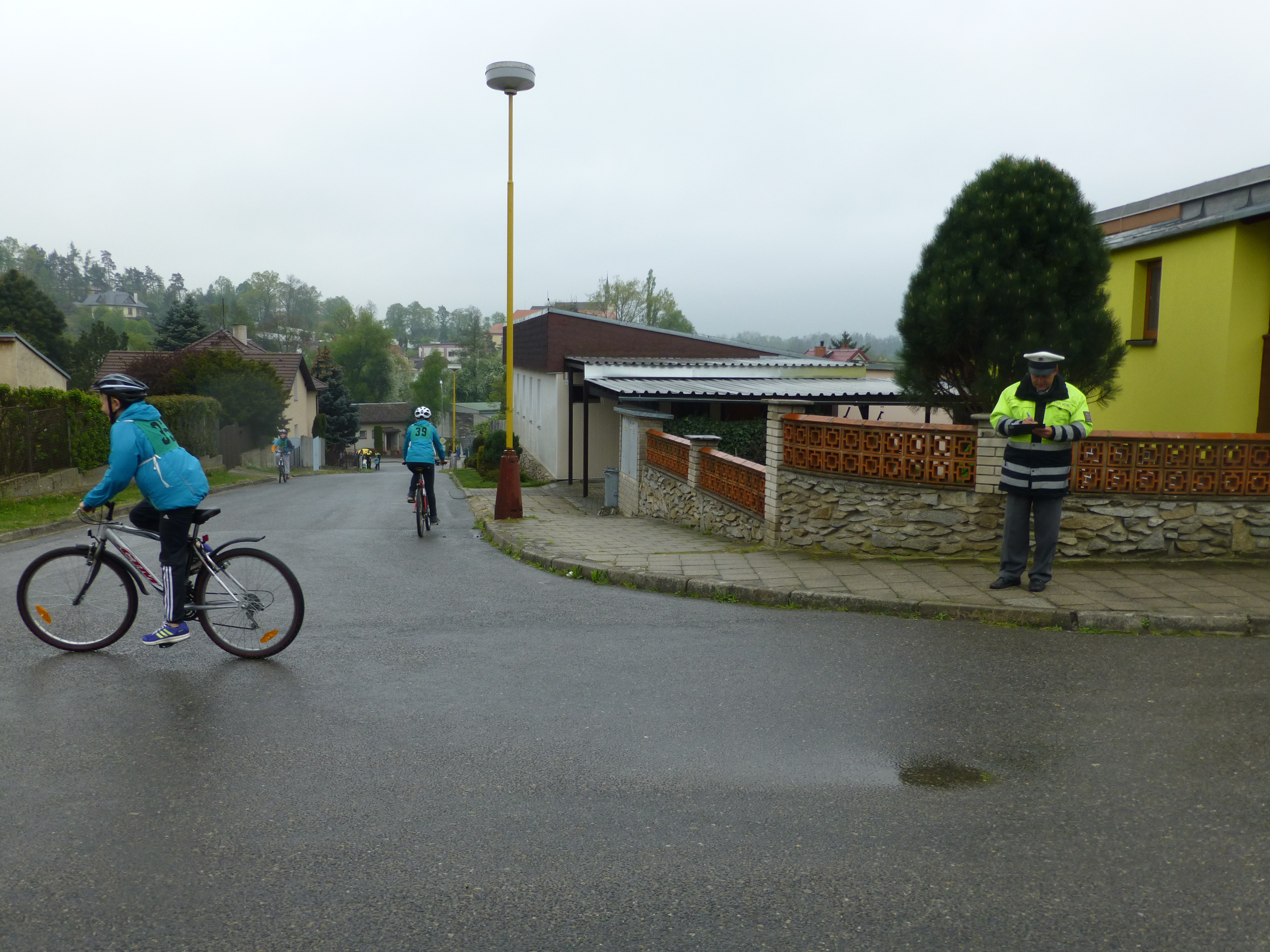 Mladí cyklisté  z Dačicka  soutěžili v oblastním kole  .JPG