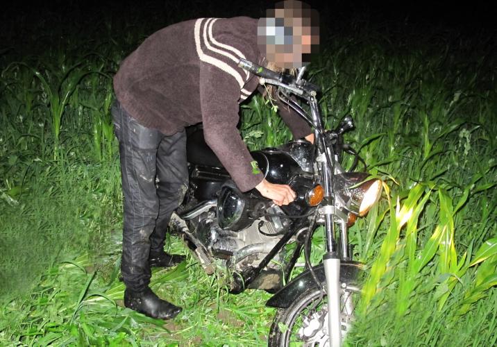 Foto: PČR/motorkář se svým strojem v poli